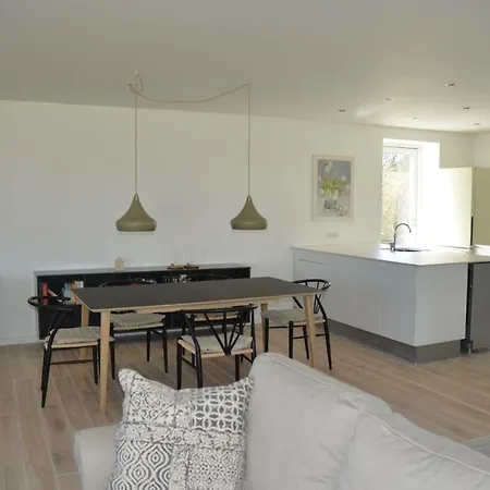 بيت للعطل Elegant Farmhouse In